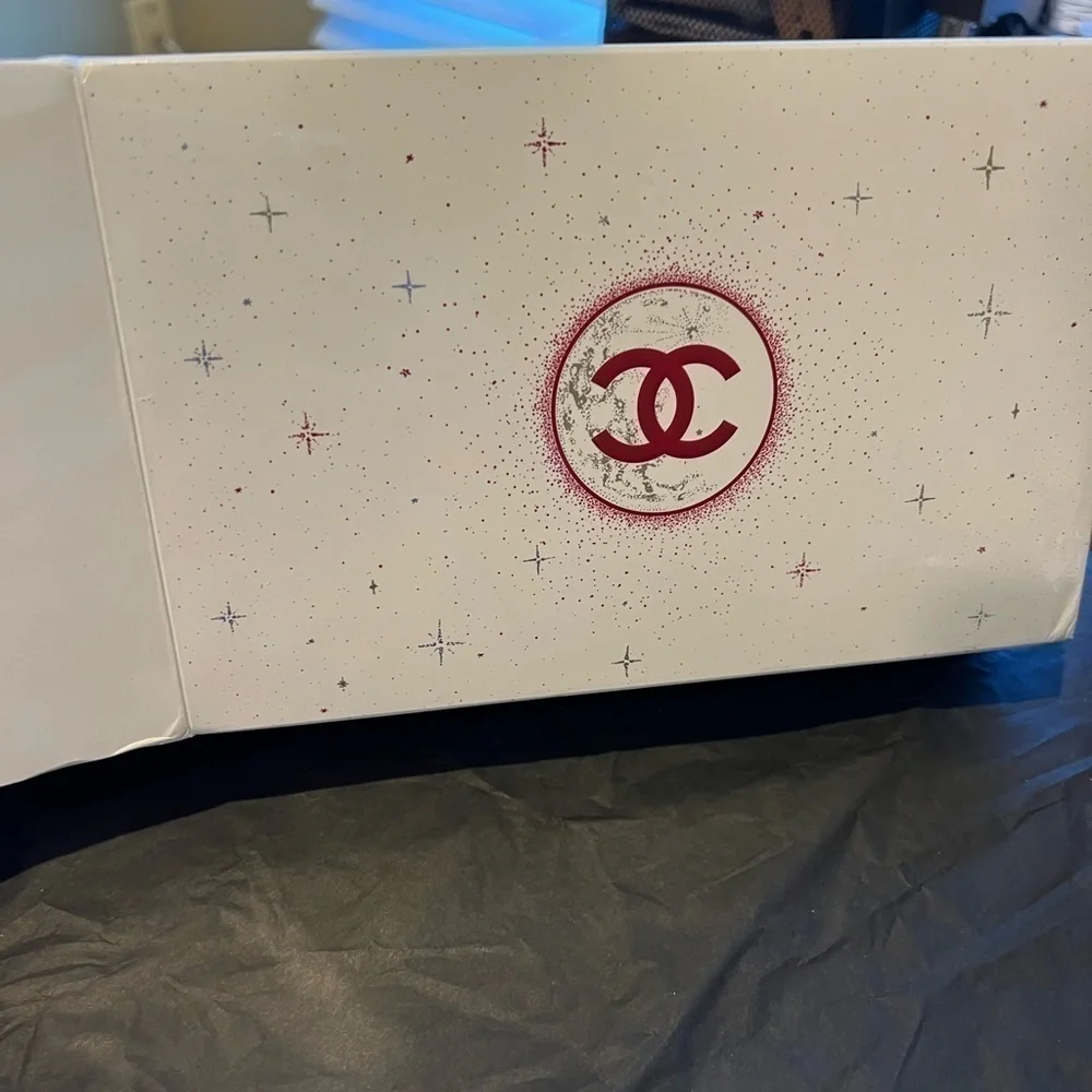 CHANEL NWT 2022 Holiday gift makeup case & box